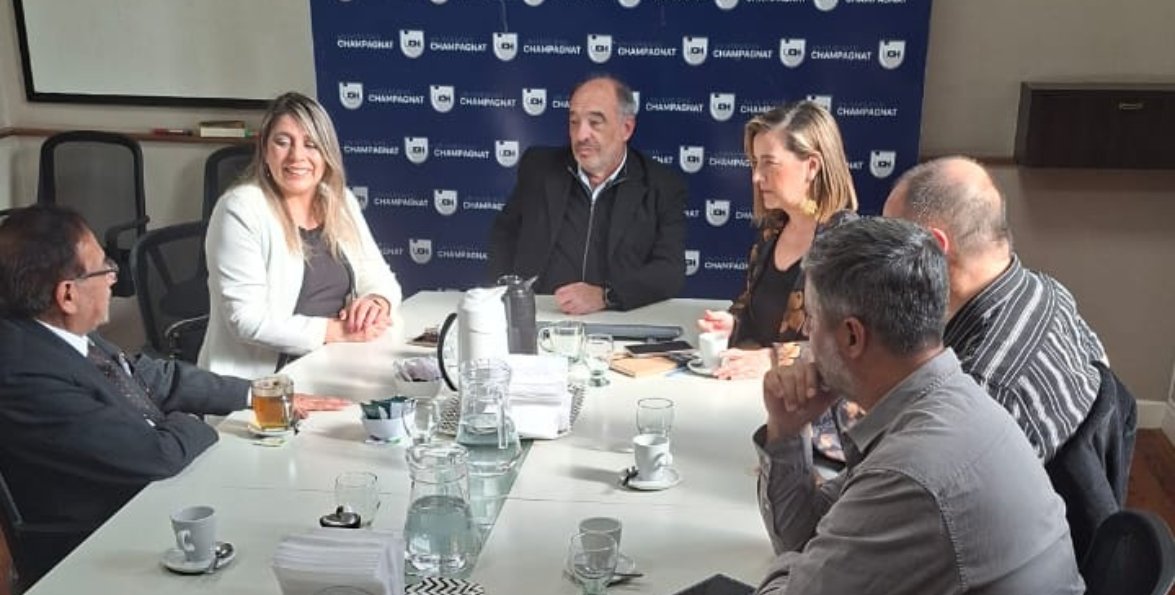 Autoridades de la Universidad, de la OLA y del CLAM reunidas alrededor de una mesa de trabajo.