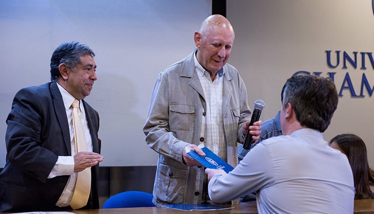 Dr. Raymundo Quilez Forradellas Martínez en el acto de entrega de la distinción