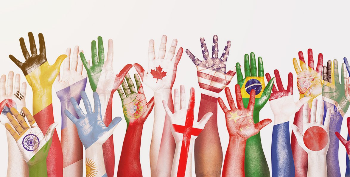 Manos levantadas pintadas con banderas de distintos países