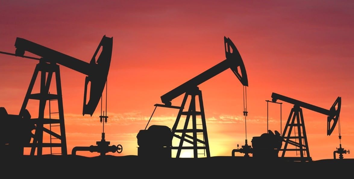 Siluetas de bombas de extracción de petróleo al atardecer