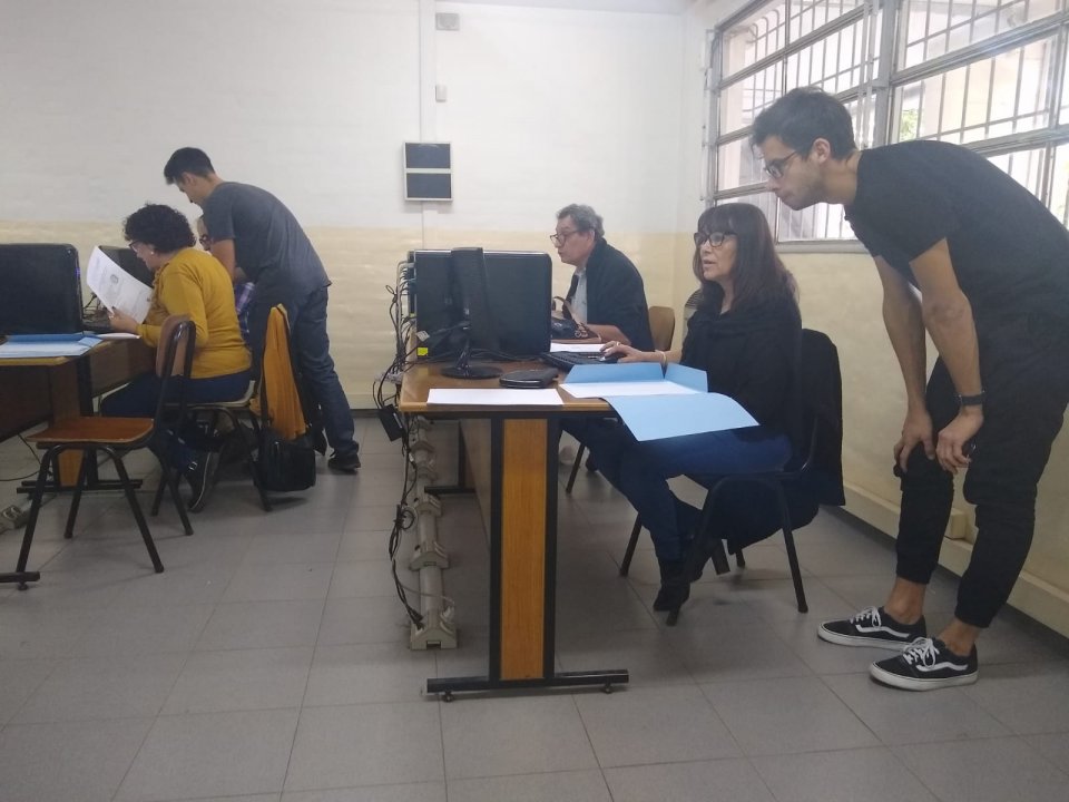 Estudiantes de la UCh acompañan a adultos mayores frente a las computadoras en el taller de extensión «Abuelos en Red», en San Rafael