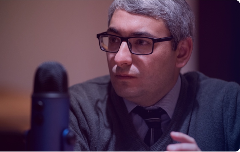 El Lic. Alejandro Giuffrida frente al micrófono durante una entrevista del podcast ESCUCHA
