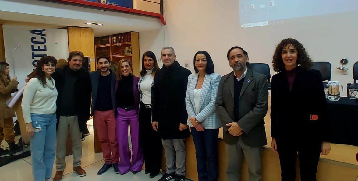 Organizadores y disertantes de la jornada posan en la biblioteca de la Universidad Champagnat.
