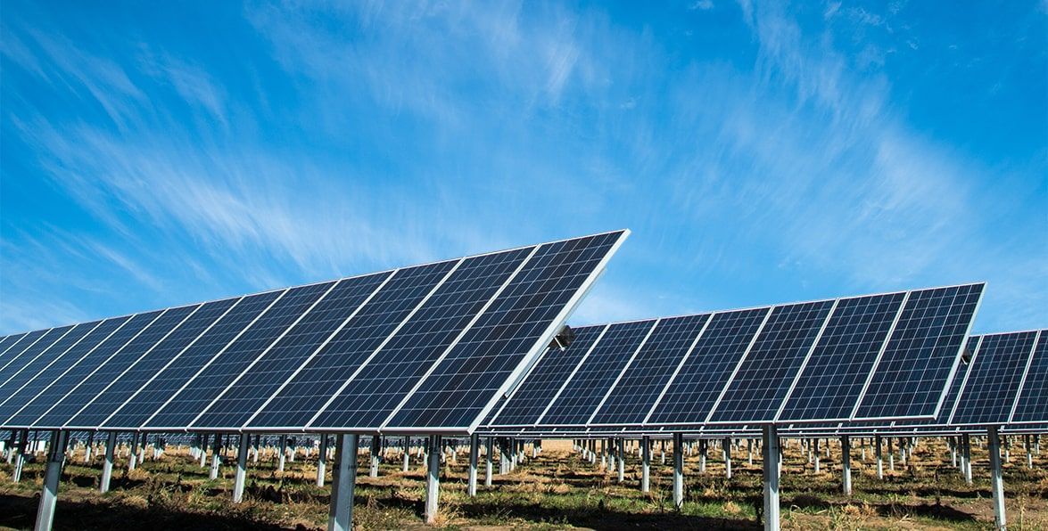 Parque de paneles solares bajo un cielo azul