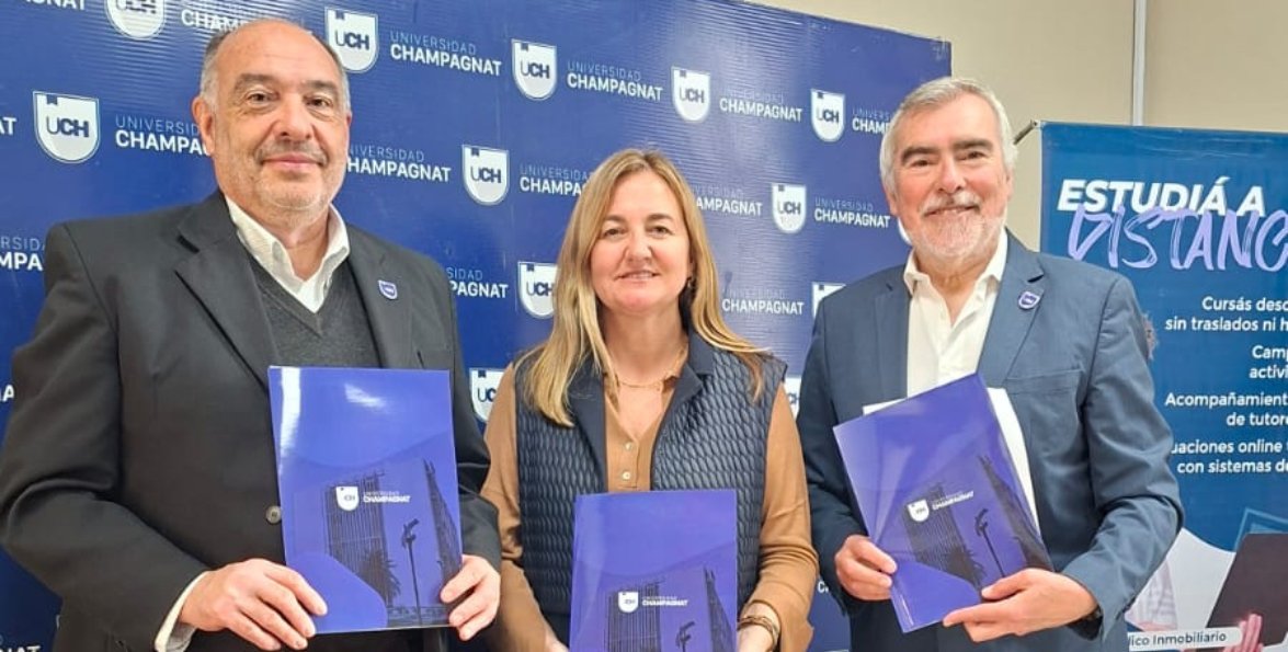 Autoridades de la Universidad y de Banco Santander sostienen las carpetas del convenio firmado.