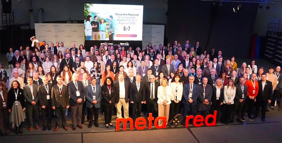 Foto grupal de los participantes del encuentro nacional, con el logo de MetaRed en primer plano.