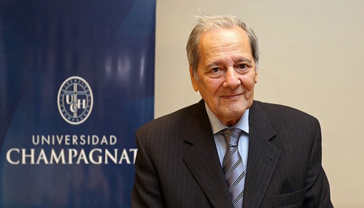 Dr. Luis Moisset de Espanés en el acto de entrega de la distinción