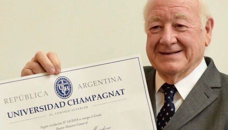 Dr. Efraín Quevedo Mendoza en el acto de entrega de la distinción