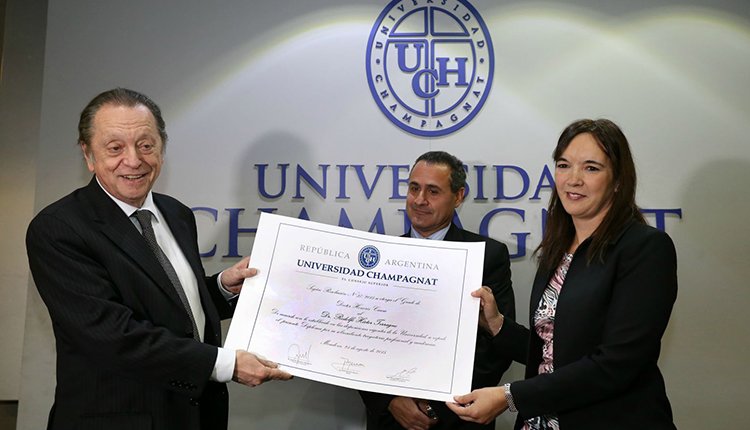 Dr. Rodolfo Terragno en el acto de entrega de la distinción