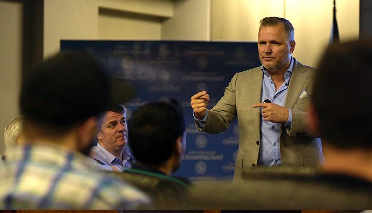 Dr. Arie van Bennekum en el acto de entrega de la distinción