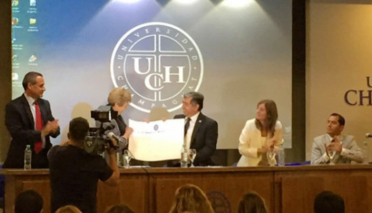 Entrega del Doctorado Honoris Causa en el auditorio de la Universidad Champagnat