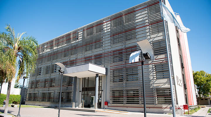 Fachada del edificio académico del Campus Central