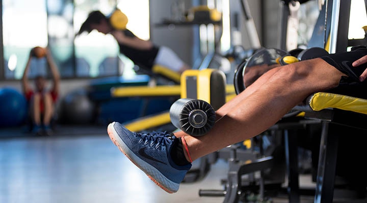 Sala de gimnasio con equipamiento de musculación