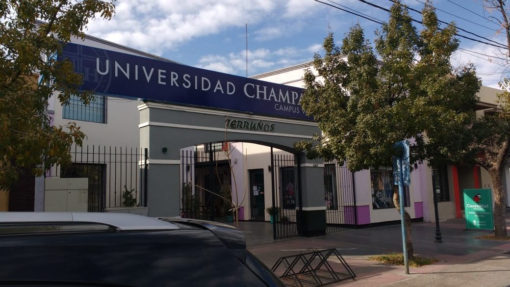 Ingreso del Campus Valle de Uco de la Universidad Champagnat, en Tunuyán