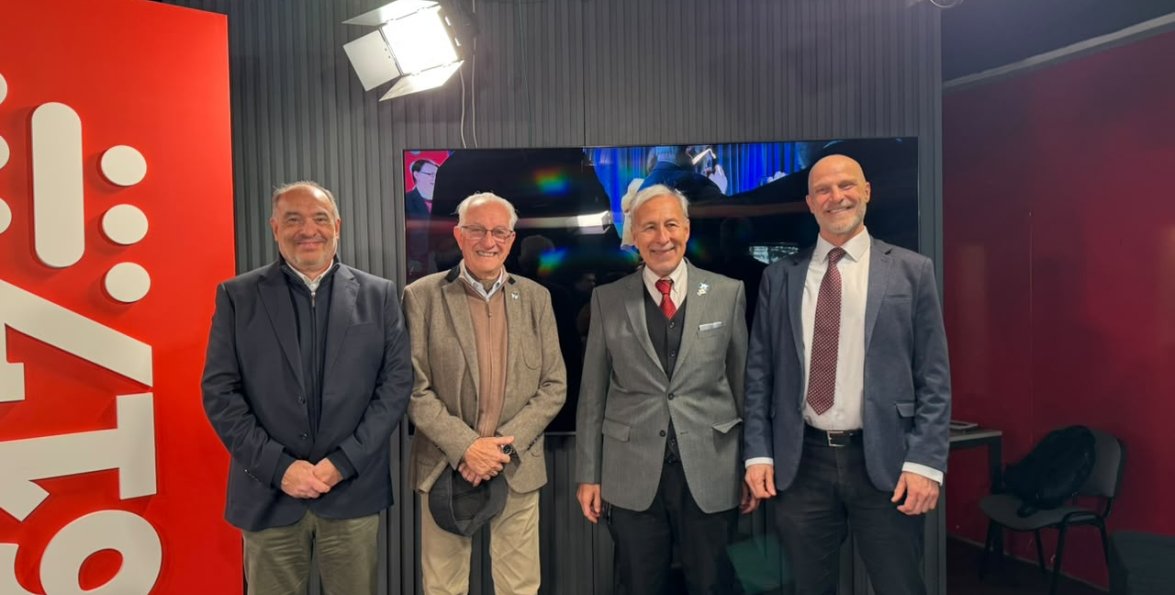 Cuatro referentes universitarios posan en el estudio de televisión del programa Café 617.