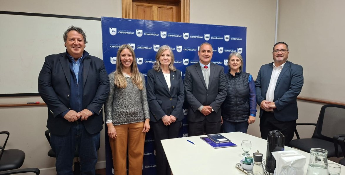 Autoridades de la Universidad y de la Asociación Argentina de Derecho Procesal posan tras la firma del convenio.