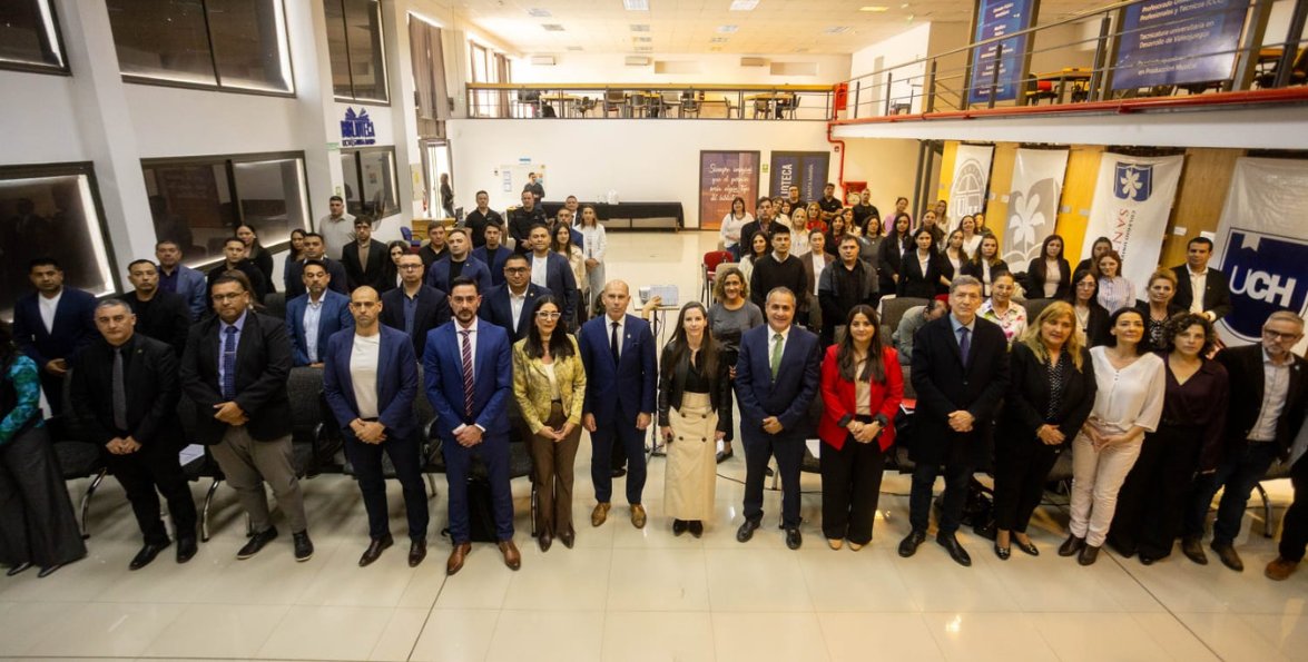 Foto grupal de autoridades y participantes de la jornada en un amplio salón.