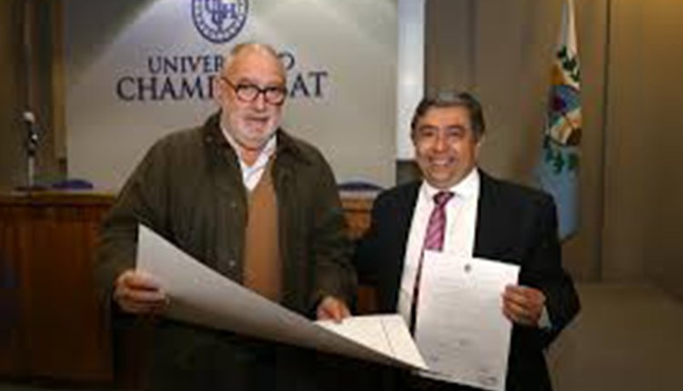 Dr. Mario Ackerman en el acto de entrega de la distinción
