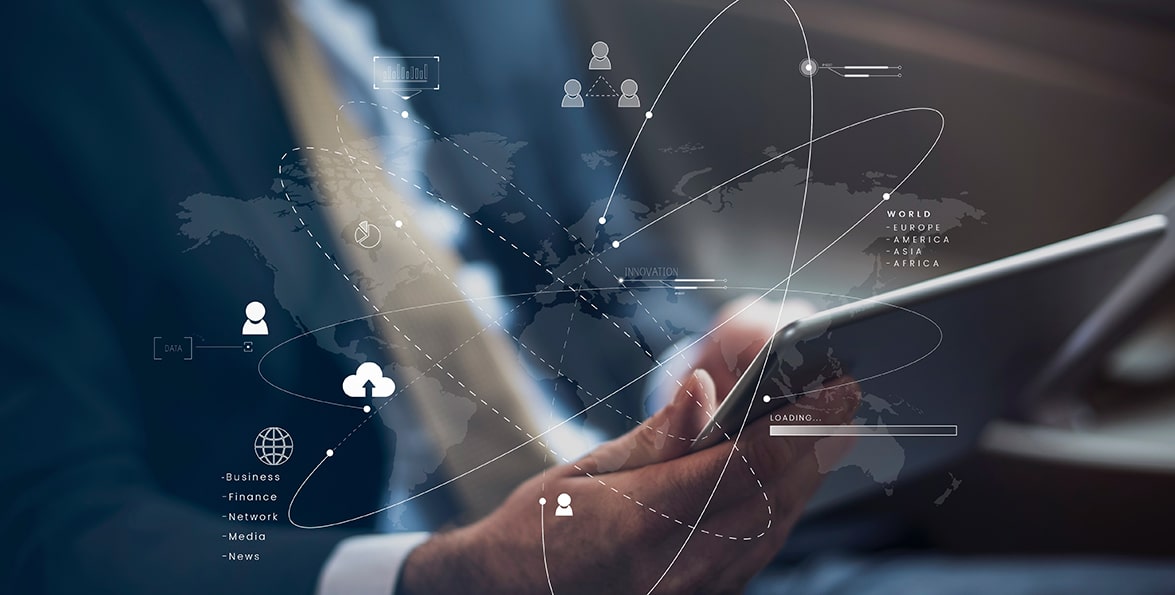 Manos que sostienen una tablet con íconos digitales superpuestos de negocios y redes