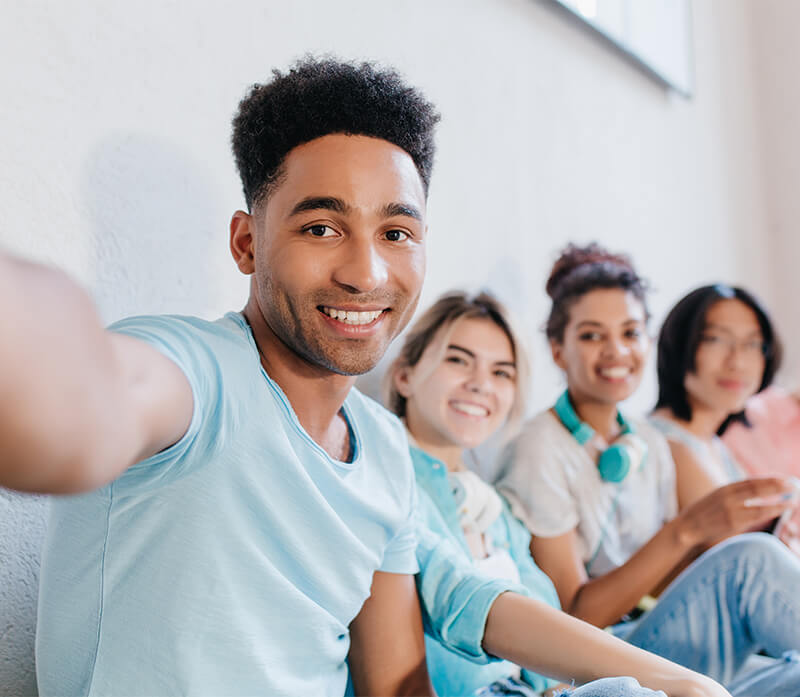 Grupo de jóvenes estudiantes sonrientes