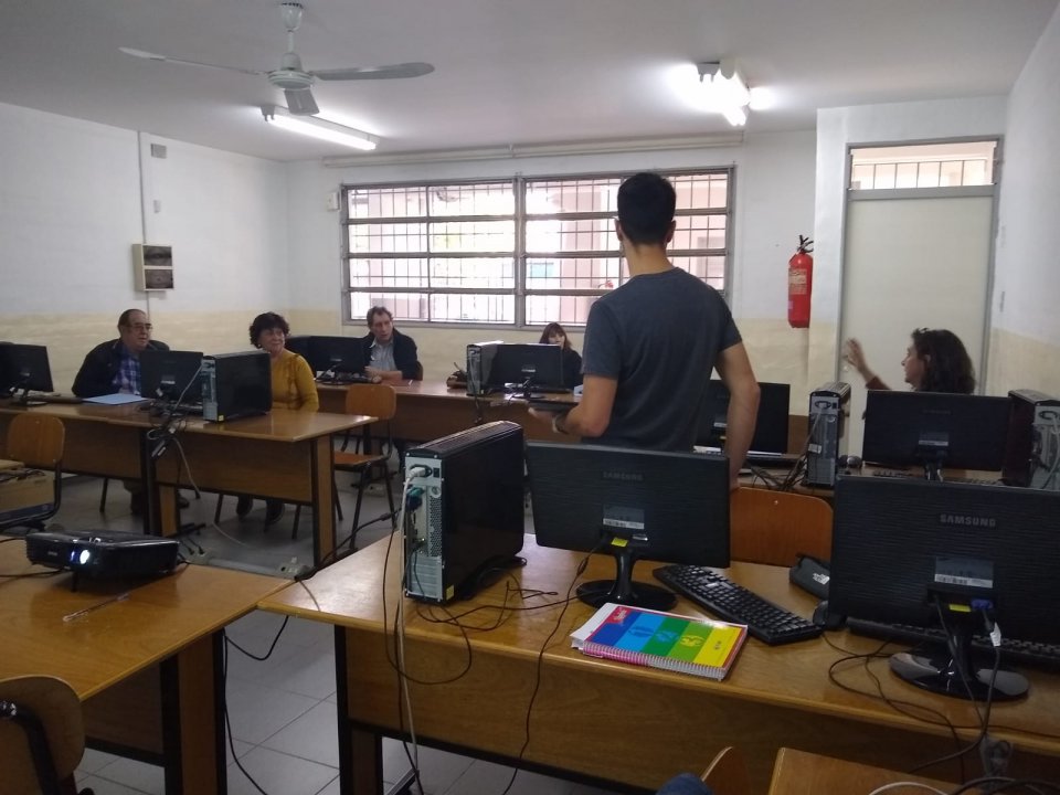 Adultos mayores trabajan en las computadoras del aula durante el taller «Abuelos en Red»