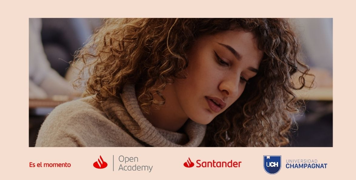 Estudiante concentrada leyendo, con los logos de Santander Open Academy y la Universidad Champagnat.