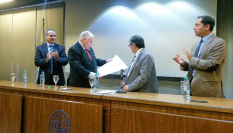 Dr. Adolfo Alvarado Velloso en el acto de entrega de la distinción