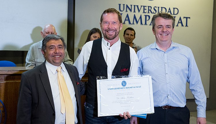 Dr. Alistair Cockburn en el acto de entrega de la distinción